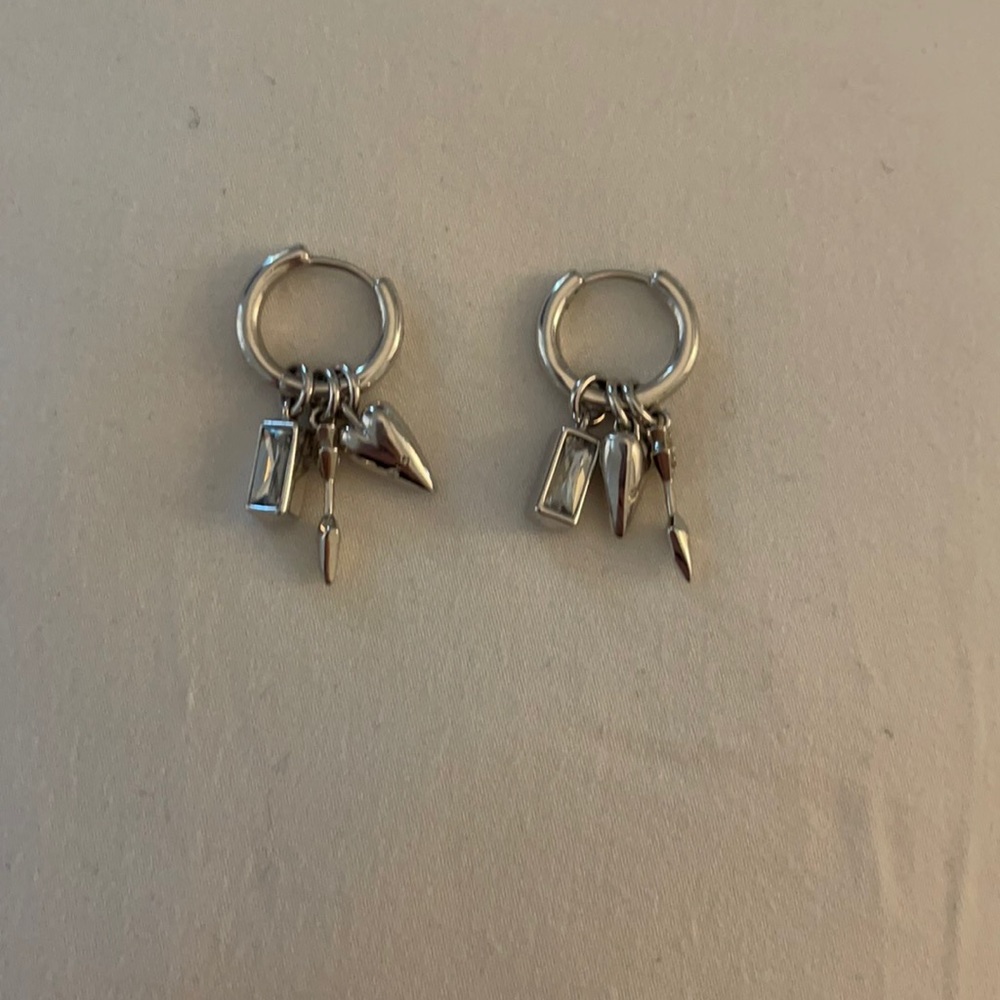 LIKE NEW Kendra Scott earrings